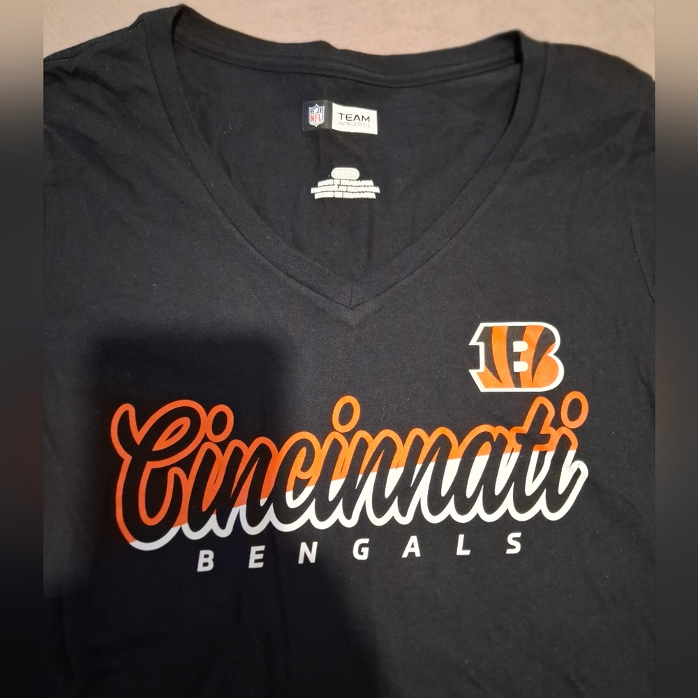 🆕NFL Cincinnati Bengals Football Womens Short Sleeve V-neck T-Shirt Size Small - Picture 11 of 12